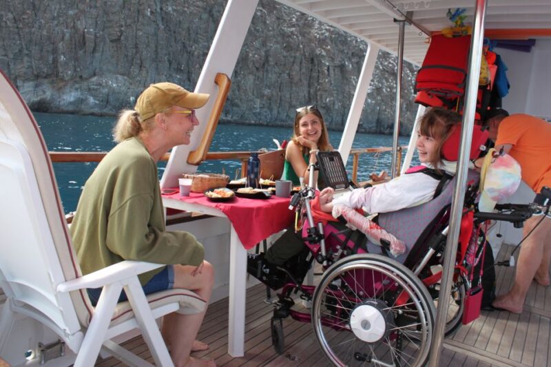 3H Private O Shared Tour to Accessible Boat En Canary Island - Accessible Boat Features