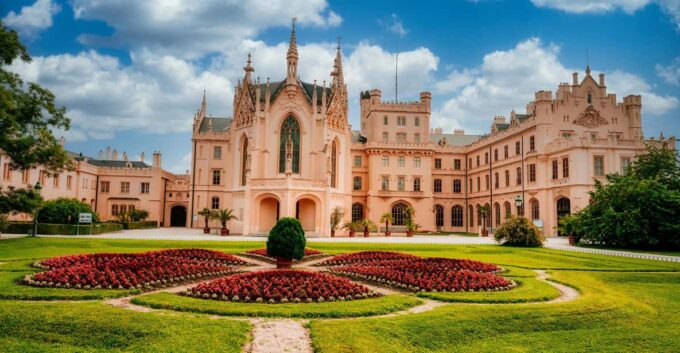 4 Castles Private Day Trip From Vienna to South Moravia - Important Information