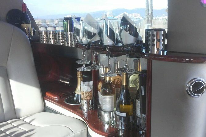 4-Hour private limo Tour of Los Angeles by a TV personality with Free Drinks - Key Points