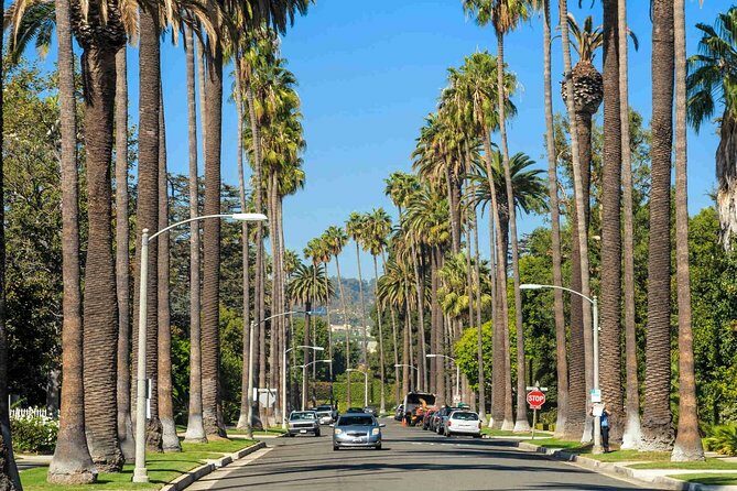 4-Hour private limo Tour of Los Angeles by a TV personality with Free Drinks - FAQs