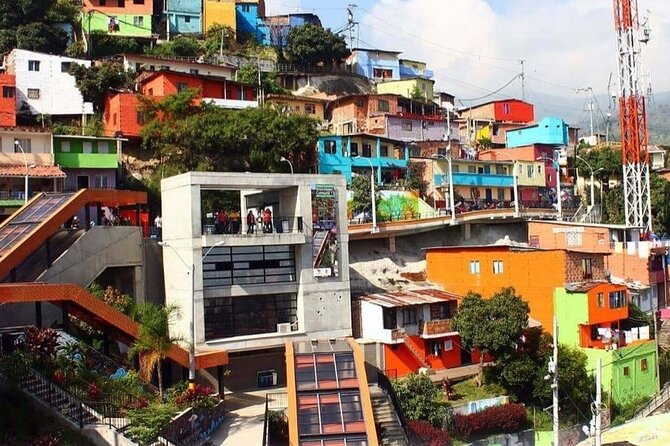 4 Hours Private Comuna 13 Graffiti Tour - Exploring Comuna 13