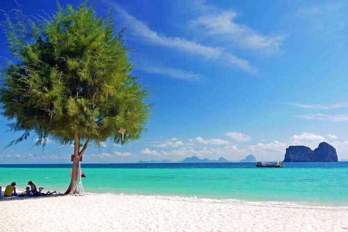 4-Island Tour From Koh Lanta to Koh Kradan With Beach Lunch - Enjoying the Beach Lunch