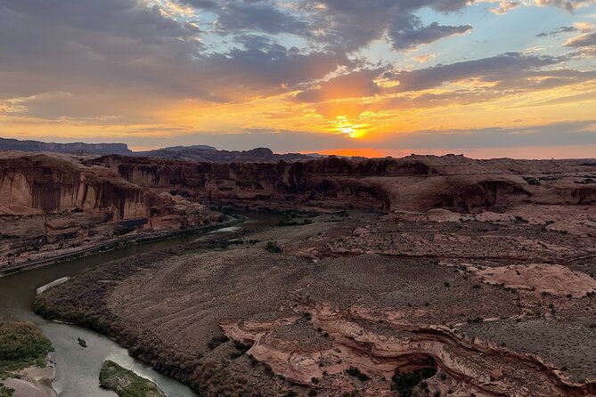 4x4 Hells Revenge Jeep Tour - Dinosaur Tracks and Natural Wonders