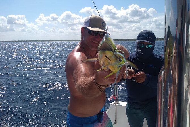 5-Hour Private 40 Yacht Tour to In-Ha Reef With Open Bar, Food & Snorkel - Yacht Capacity and Amenities
