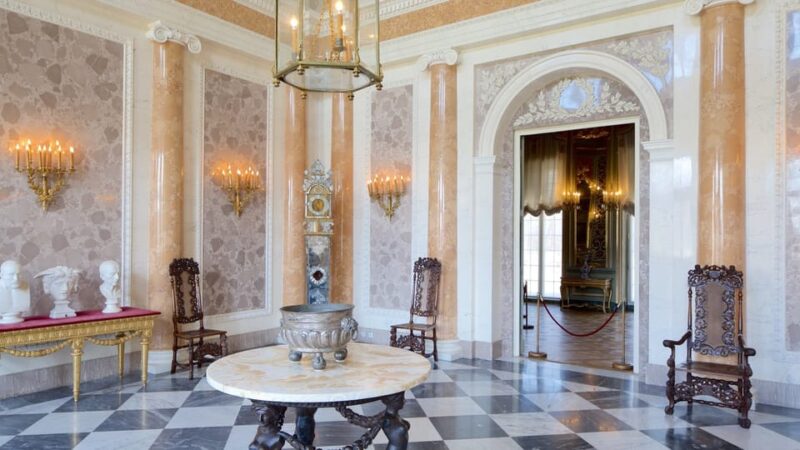 5-hour: Royal Castle, Old Town, Wilanow Palace /inc.Pick-up/ - Key Points