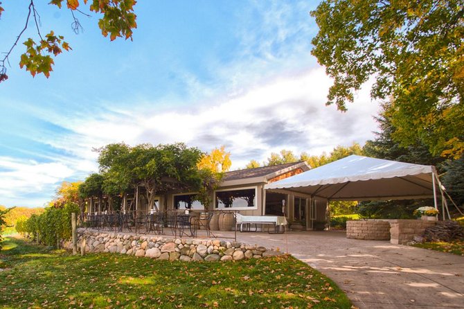 5-Hour Traverse City Wine Tour: 4 Wineries on Old Mission Peninsula - Transportation and Inclusions