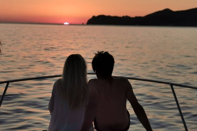 5 Hours Santorini Private Luxury Cruise With BBQ and Drinks - Reasons to Book the Cruise