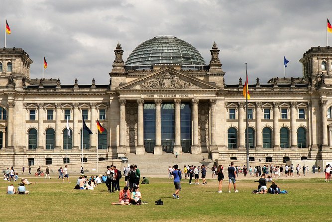 5hours: Guide, Chauffeur & Photographer in Berlin Private Tour - Available Tour Languages