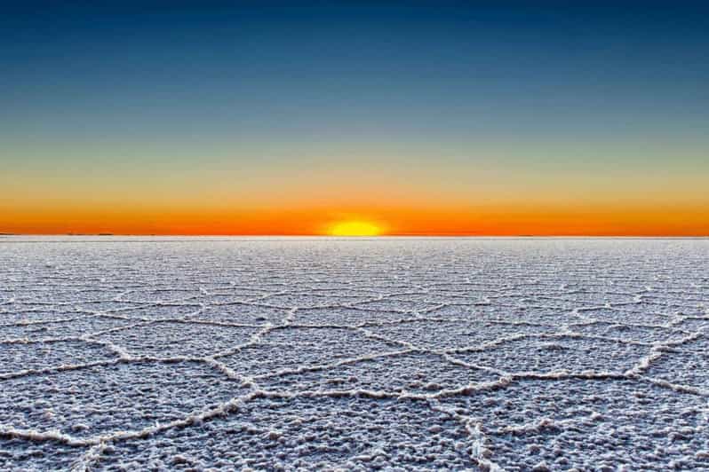 6-Hour Sunrise Tour to Salar De Uyuni With Breakfast - Key Points