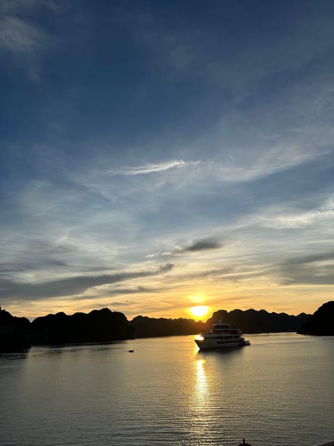 6 Hours Ha Long Bay Group Tour:Sung Sot-Ti Top-Kayaking - Lunch and Sunset Party