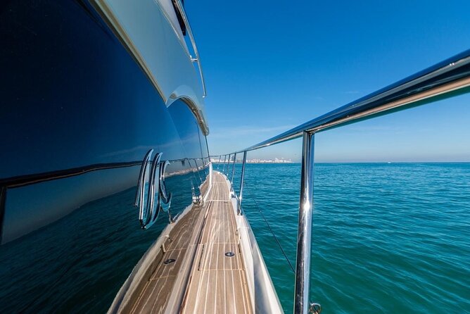 62FT Yacht Tour in Miami Beach With Captain Beneteau MC6 Fly - Pricing and Booking