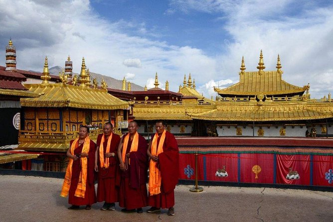 8-Day Small Group Lhasa,Everestbasecamp and Yamdrotso Lake Tour From Zhangjiajie - Dining Options