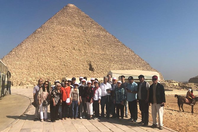 8-Hour Private Tour of the Pyramids, Egyptian Museum and Bazaar From Cairo - Just The Basics