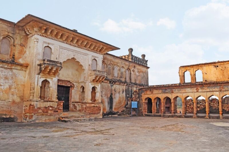 8-hours Excursion Trip to Unbeatable Kalinjar Fort - Natural Serenity