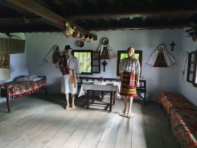 8h Bucharest Communism Tour With Draculas Tomb - Tour Duration and Group Size