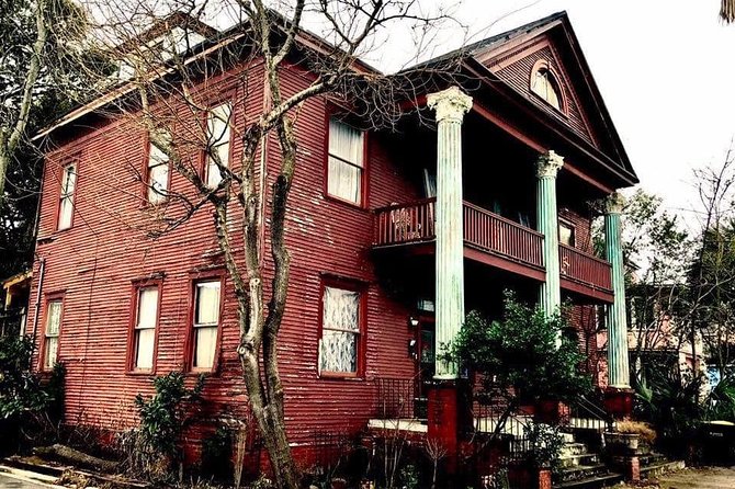 90 Minute Historic Savannah Walking Haunted Bar Pub Crawl - Sipping Drinks and Hearing Tales