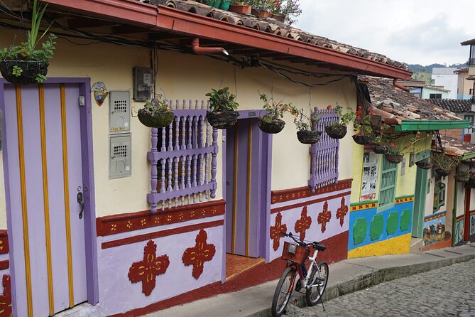 90 Minute Walking Tour of Guatapé - Los Zócalos Route