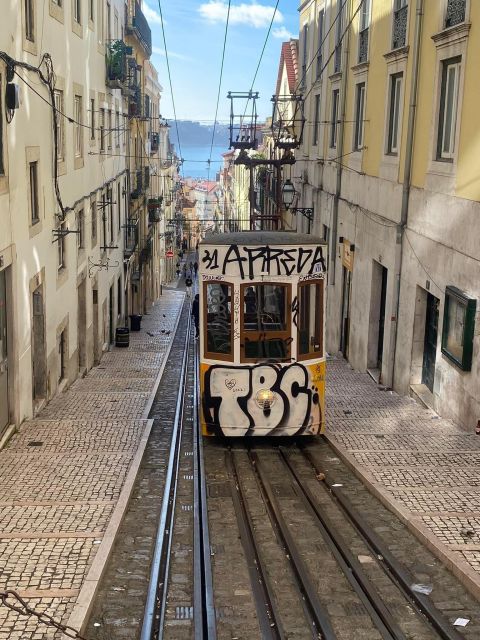 90 MINUTES Guided Tuk Tuk Tour OLD TOWN & ALFAMA - Key Points