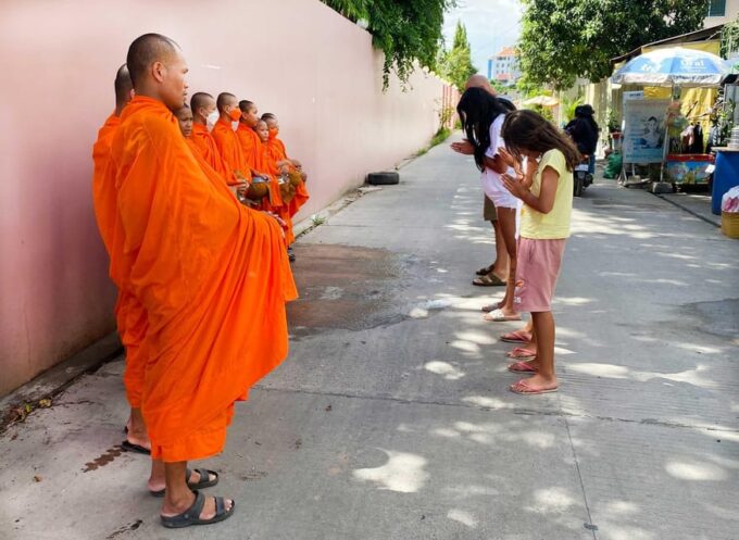 A Day Trip to Phnom Penh Top Sights From Sihanoukville - Riverside Promenade and Lunch