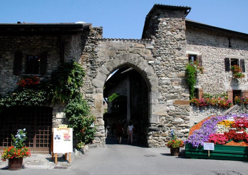 A Guided Tour of the Medieval Village of Yvoire - Pickup and Dropoff Options