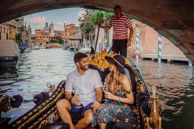 A Luxury Gondola Tour in Venice: Onboard Aperitif and Serenade - Meeting Point and Location Details