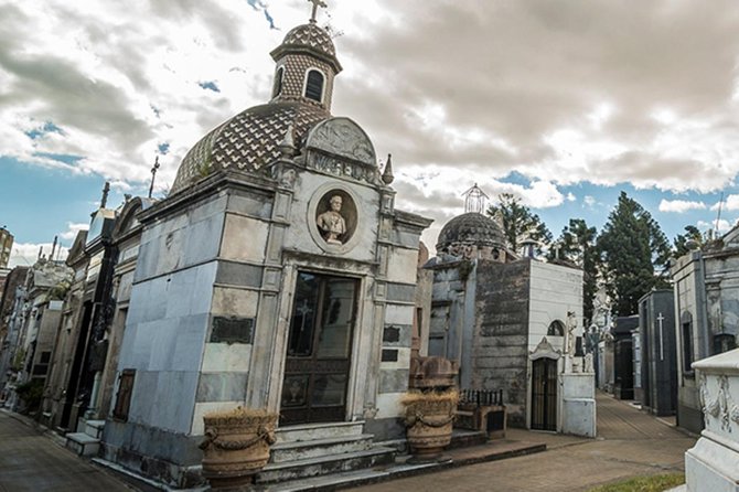 A Step Into History and Arquitecture Around Recoleta Cemetery - Exploring Architectural Marvels