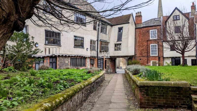 A Stranger in Norwich Quest Experience - Admiring Iconic Norwich Landmarks