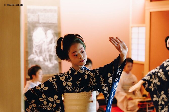 A Traditional Tatami Room Dance by Sumiyoshi Shachu Kagoshima - Taking in the Cultural Heritage