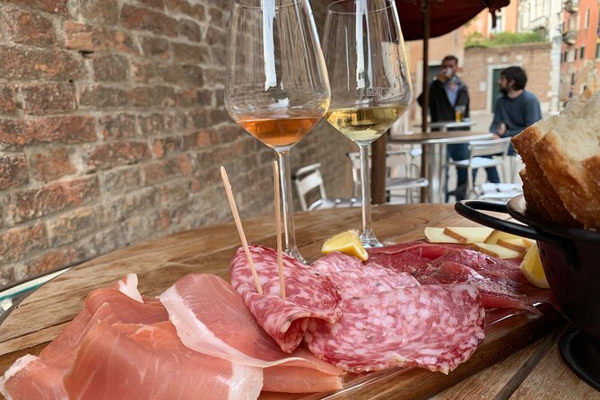 A Venetian Evening - Wine Tasting & Tapas Tour With a Local Guide - Whats Included in the Experience
