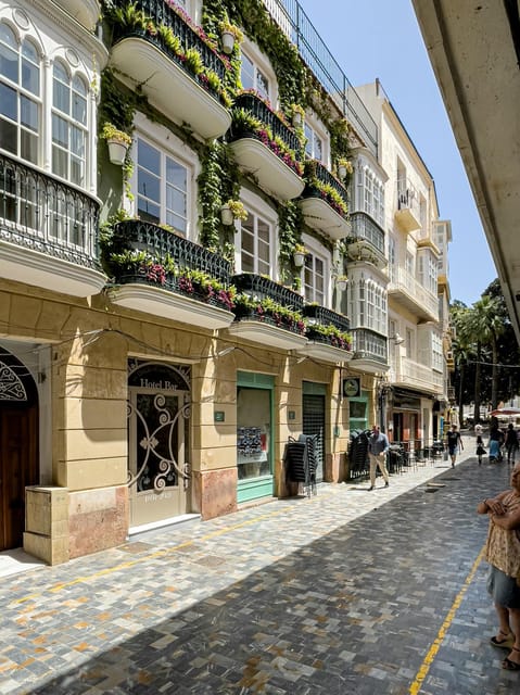 A Walk Through History: Easy Cartagena in 90 Minutes - Key Points