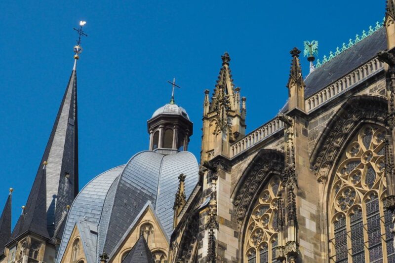 Aachen: First Discovery Walk and Reading Walking Tour - Navigation and App Usage