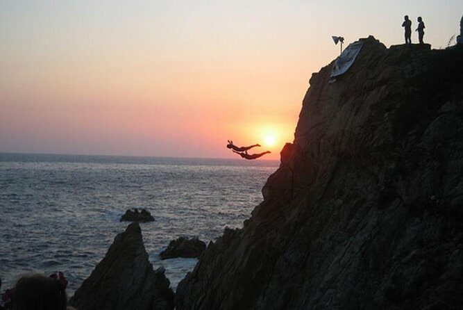 Acapulco Cliff Divers at Night - Key Points