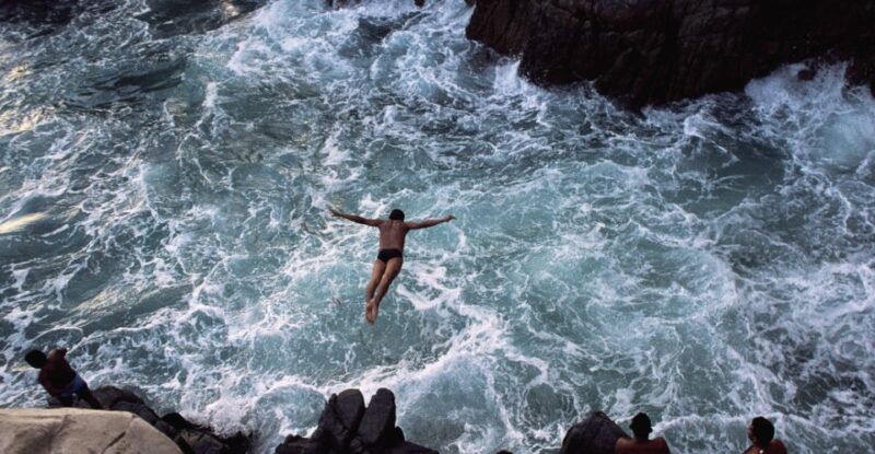 *Acapulco High Cliff Divers With 2 Drinks by Night - Key Points