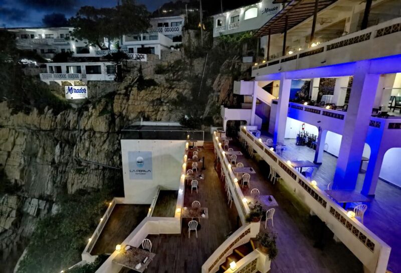 *Acapulco High Cliff Divers With 2 Drinks by Night - Pricing and Reservations