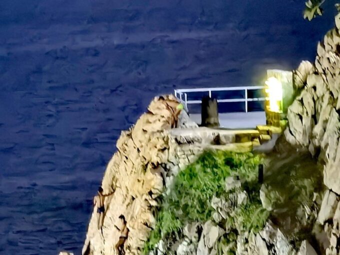 *Acapulco High Cliff Divers With 2 Drinks by Night - Preparing for the Tour
