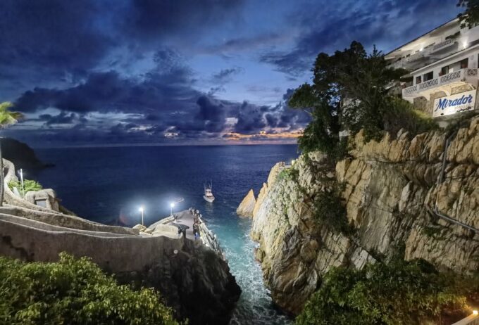 *Acapulco High Cliff Divers With 2 Drinks by Night - Frequently Asked Questions