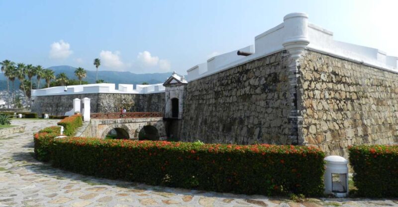 *Acapulco Walking Tour San Diego Fort Museum & Cliff Divers - Tour Experience