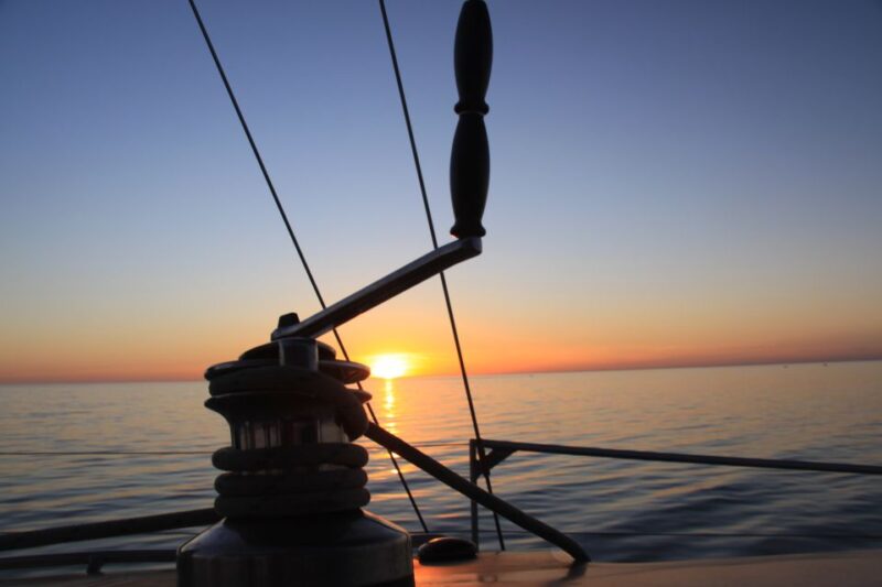 Adelaide: Glenelg Twilight Catamaran Cruise With Drink - Onboard Amenities and Drinks