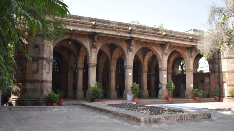 Ahmedabad: Adalaj Stepwell & Religious Tour With Transfer - Architectural Marvels