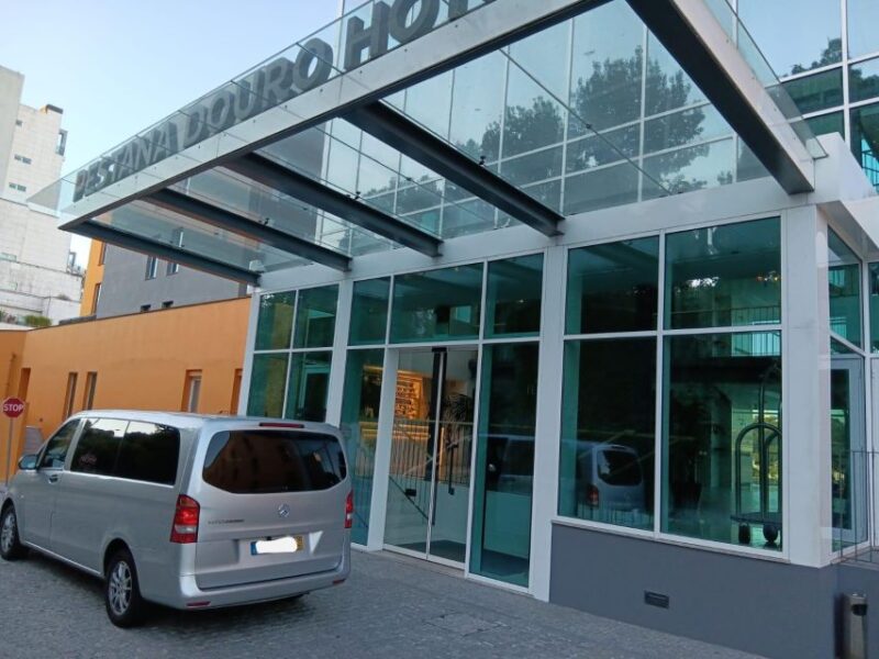 Airport Francisco Sá Carneiro: Private Transfer to Porto - Service Features and Duration