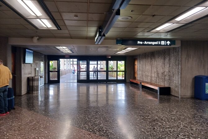 Airport Shuttle - HNL Airport to Waikiki - Shuttle Amenities and Accommodations