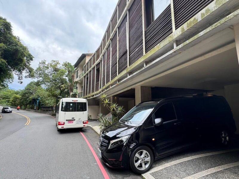 Airport Transfer: From Taipei to TPE Airport - Professional Drivers