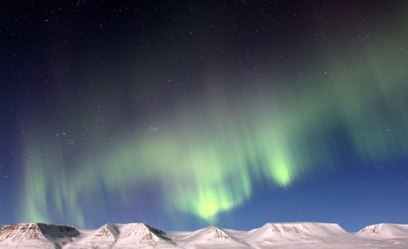 Akureyri: Private Northern Lights Tour With Transfer & Snack - Inclusions