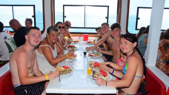 Alanya: Comfort Catamaran Cruise - Languages and Accessibility