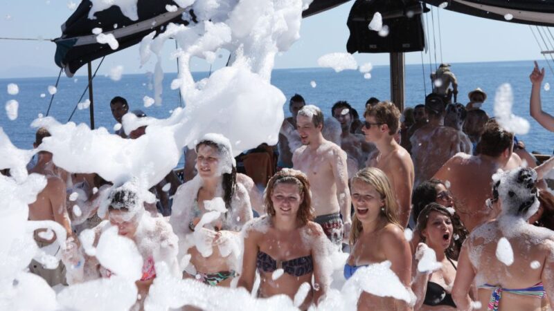 Alanya: Disco Boat Tour With Foam Party and Unlimited Drinks - Onboard Amenities