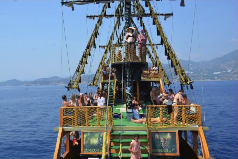 Alanya: Pirate Boat Tour W/ BBQ & Foam Party - Dining and Refreshments