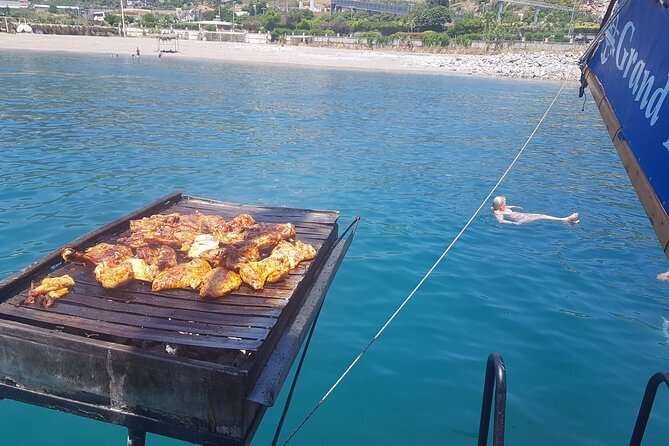 Alanya Relaxing Boat Tour With Lunch, Soft Drinks & Transfer - What to Expect