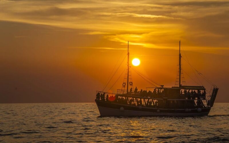 Alanya: Sunset Boat Includes Soft Drinks And Dinner - Key Points