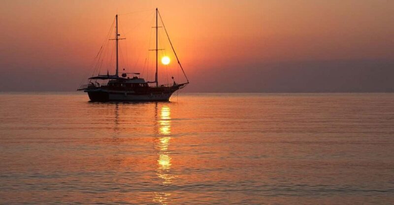 Alanya: Sunset Boat Includes Soft Drinks And Dinner - Onboard Amenities