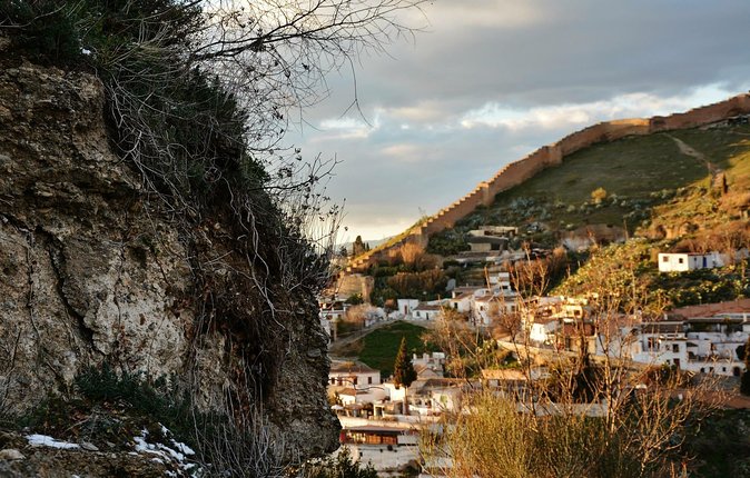 Albayzin and Sacromonte Private Tour at Sunset With Tapas - Tapas and Local Culture